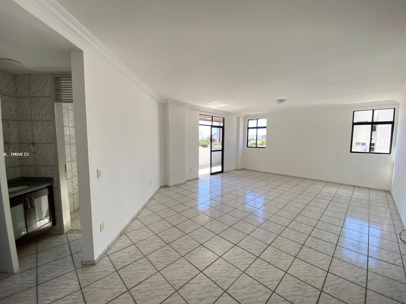 Apartamento para alugar com 3 quartos, 200m² - Foto 2