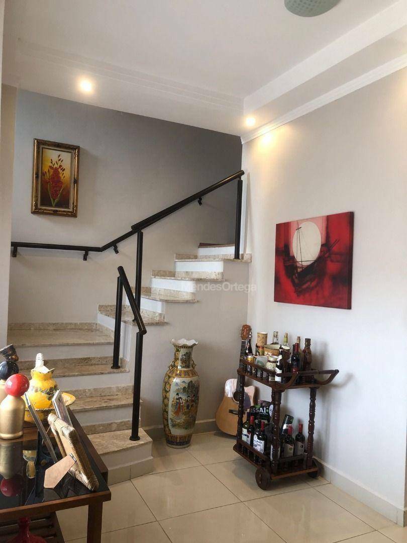 Casa à venda com 3 quartos, 381m² - Foto 2