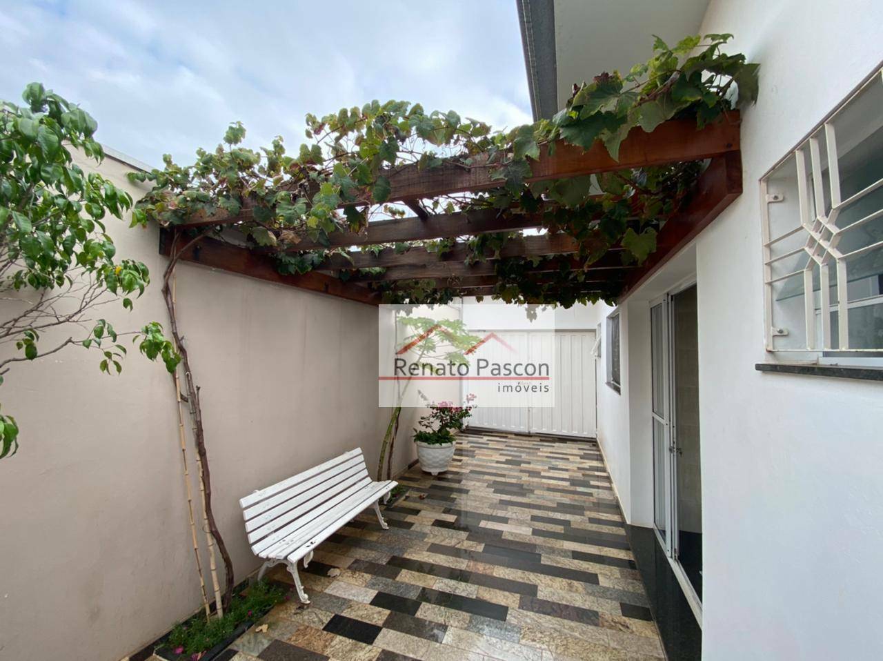 Casa à venda com 3 quartos, 191m² - Foto 1