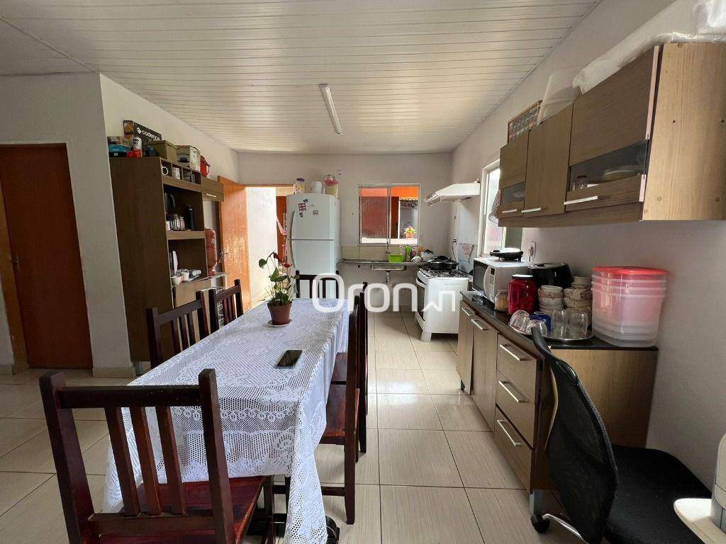 Casa à venda com 6 quartos, 240m² - Foto 4