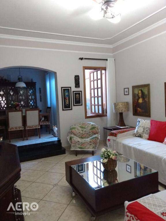 Casa à venda com 3 quartos, 233m² - Foto 3