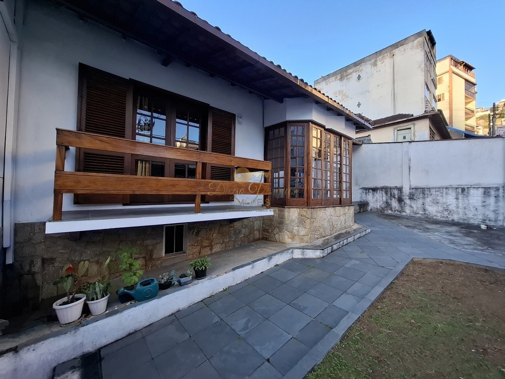 Casa para alugar com 5 quartos, 296m² - Foto 1