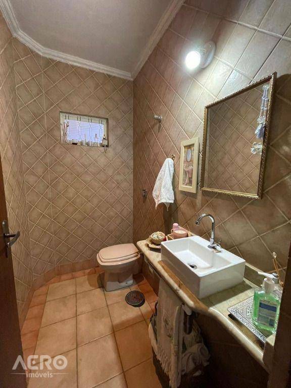 Casa à venda com 3 quartos, 330m² - Foto 2