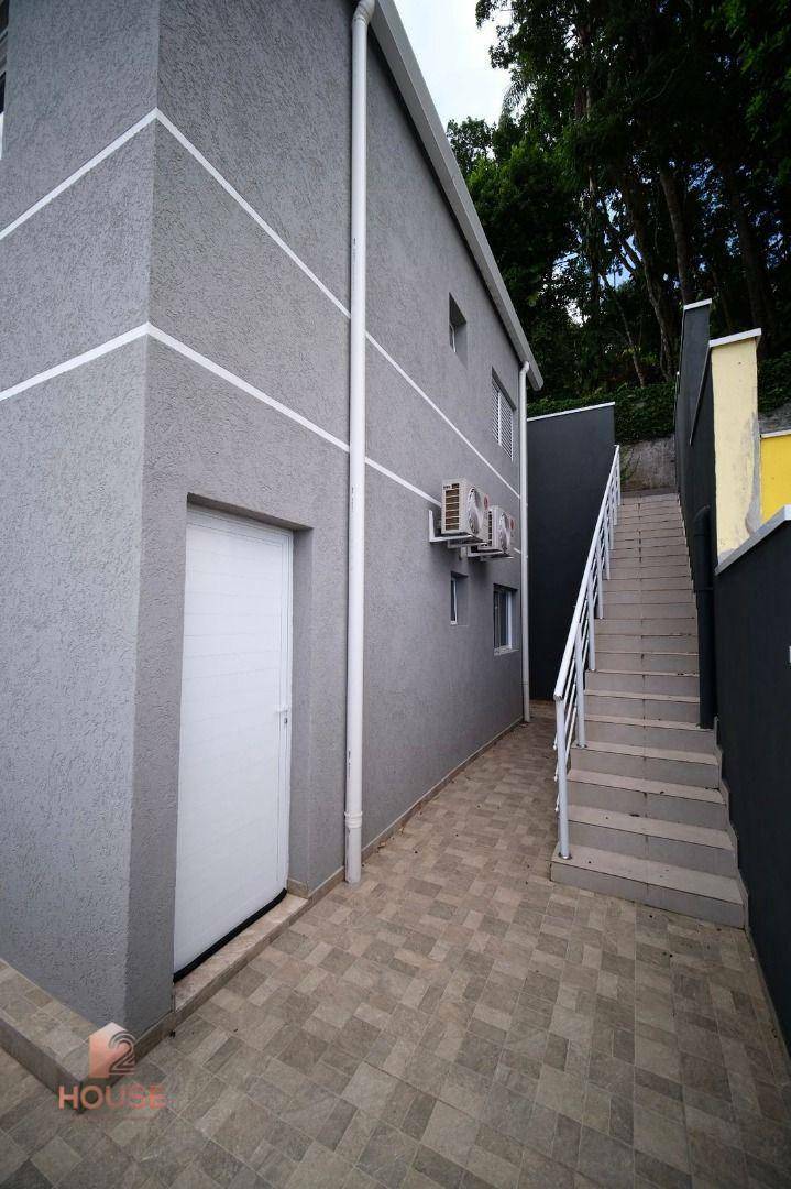 Casa de Condomínio para alugar com 3 quartos, 250m² - Foto 8