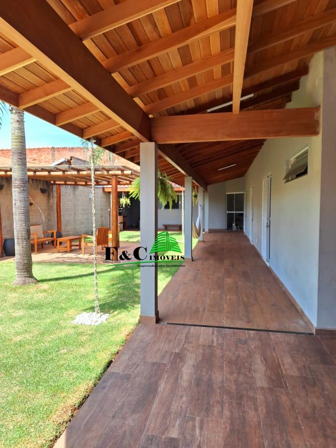 Casa à venda com 3 quartos, 336m² - Foto 1