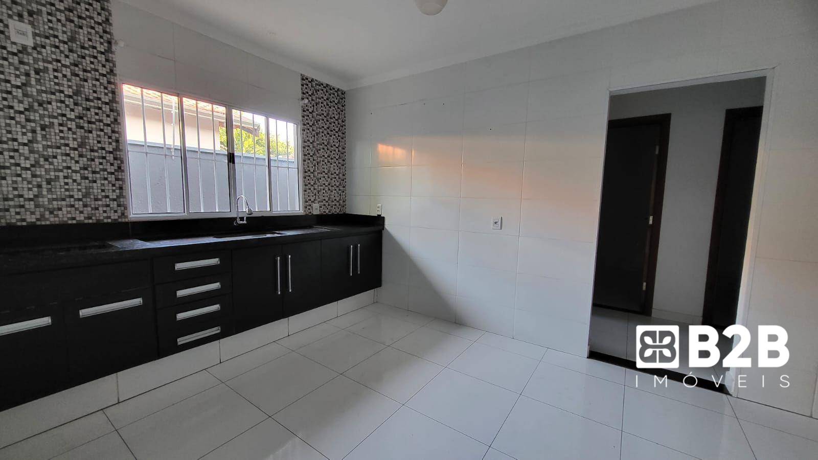 Casa à venda e aluguel com 3 quartos, 218m² - Foto 1