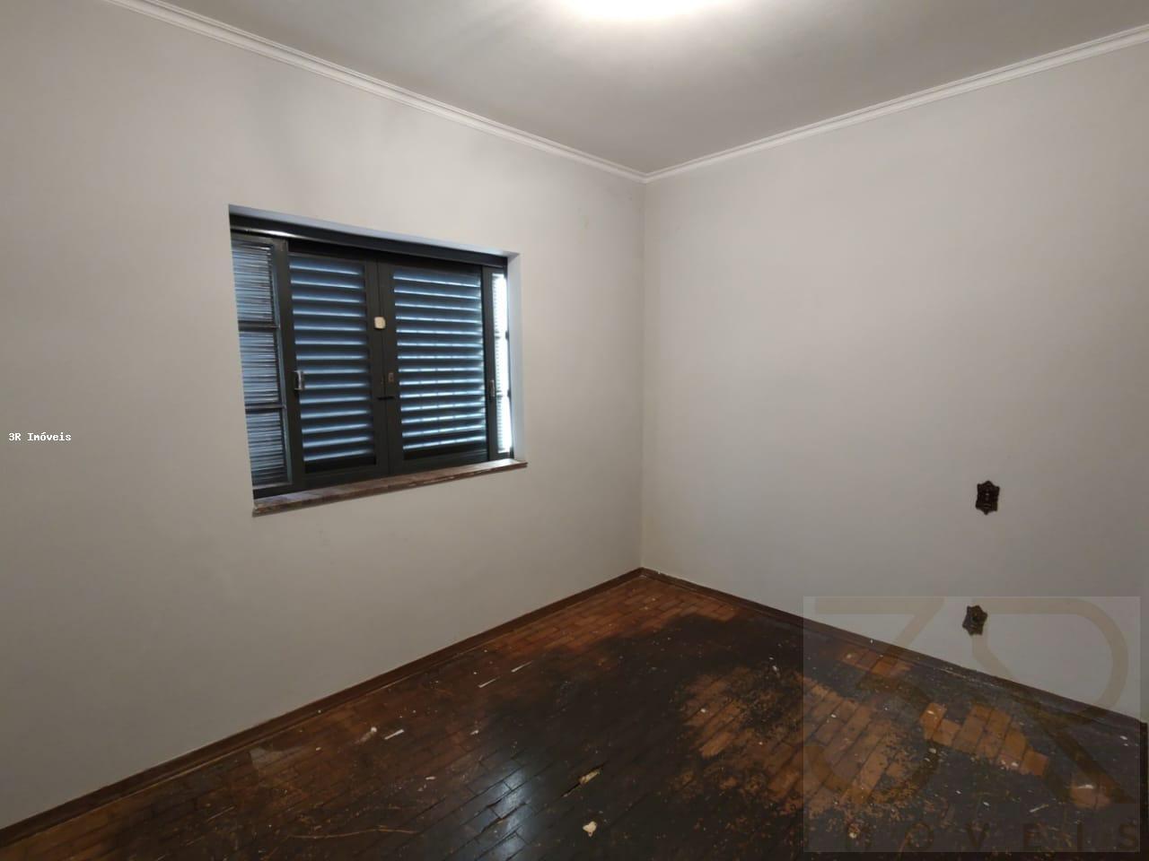 Casa à venda com 3 quartos, 222m² - Foto 2