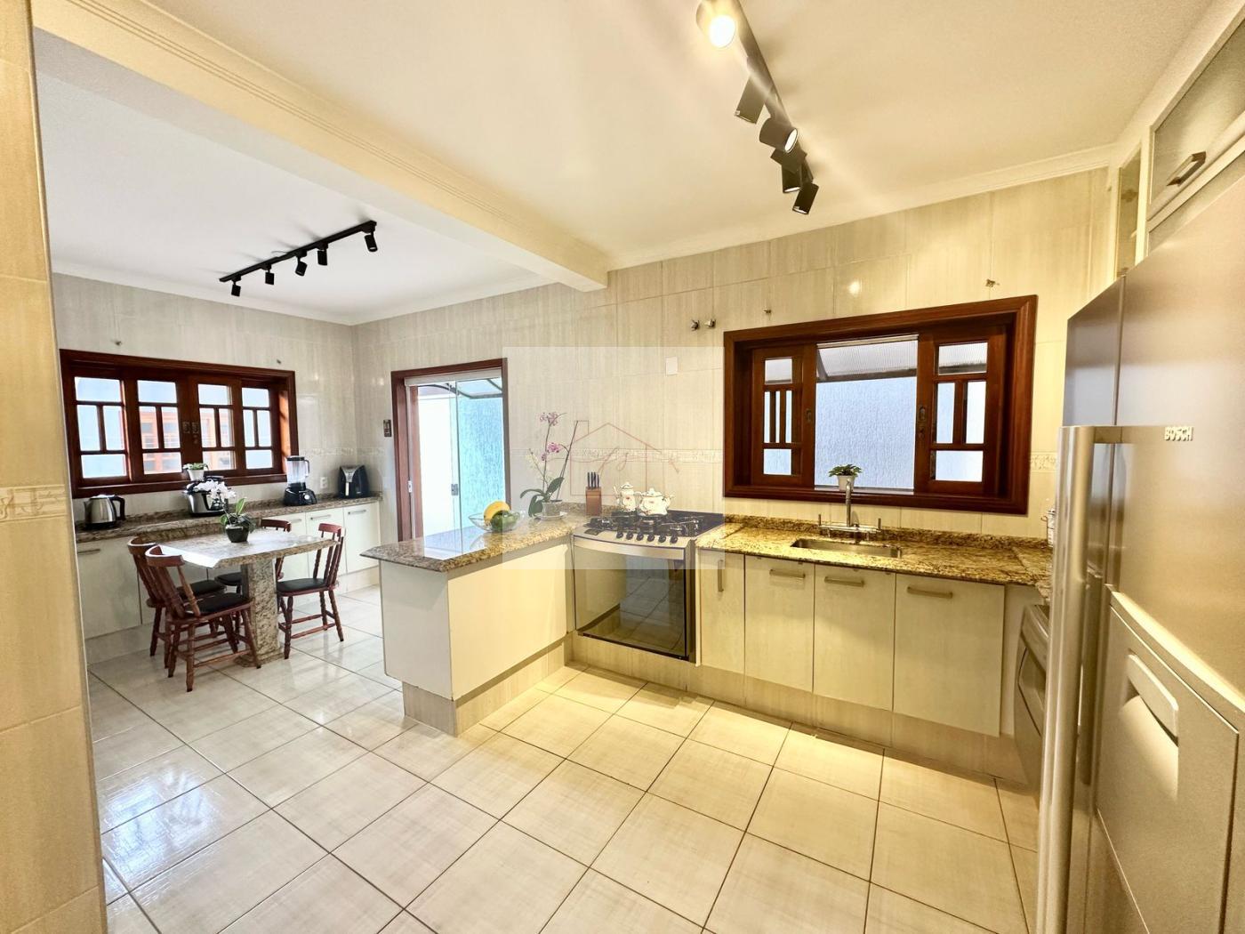 Casa à venda com 3 quartos, 300m² - Foto 6