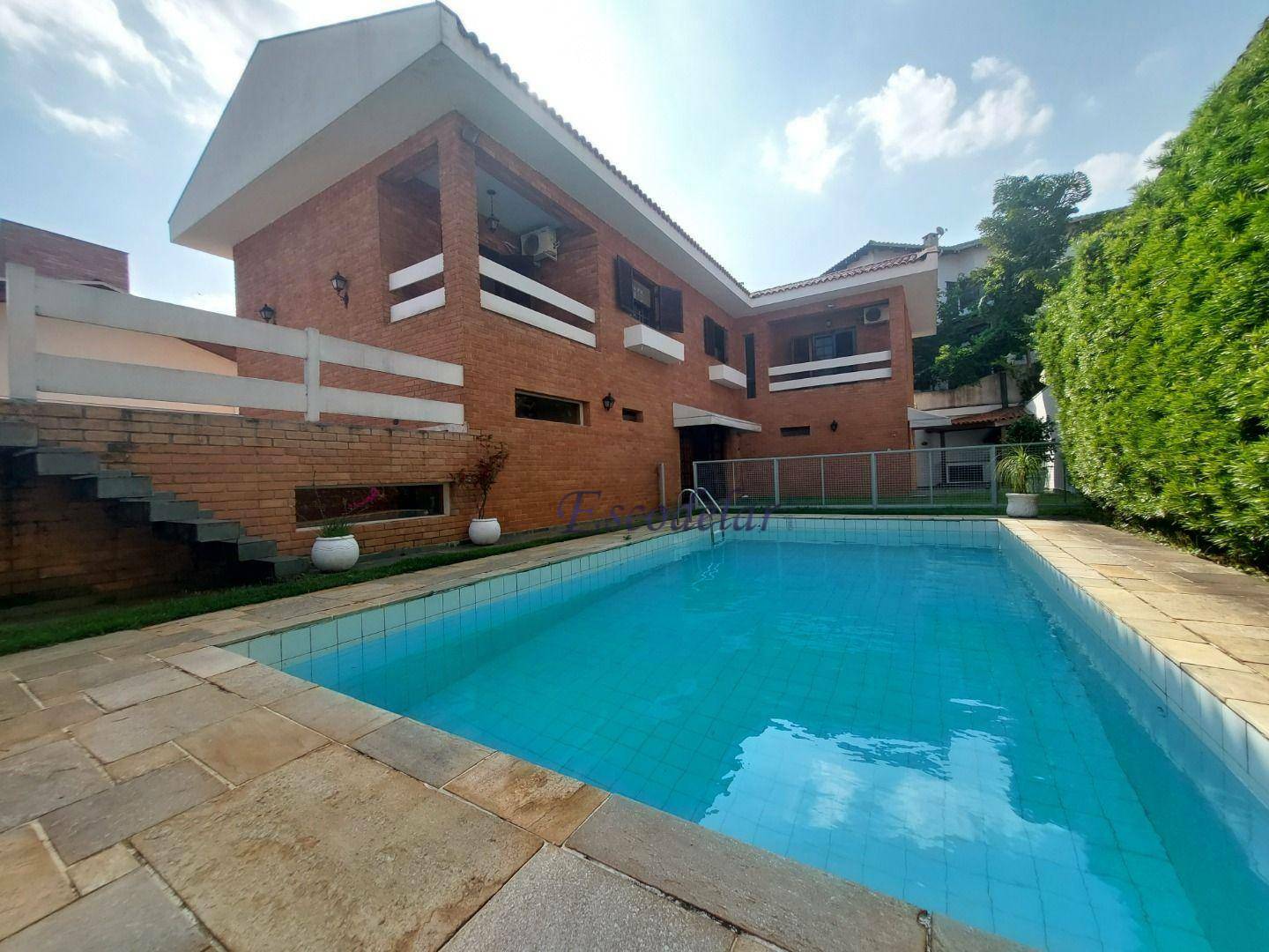 Casa de Condomínio para alugar com 4 quartos, 383m² - Foto 1