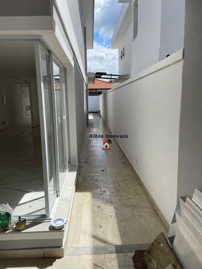 Casa à venda com 4 quartos, 160m² - Foto 4