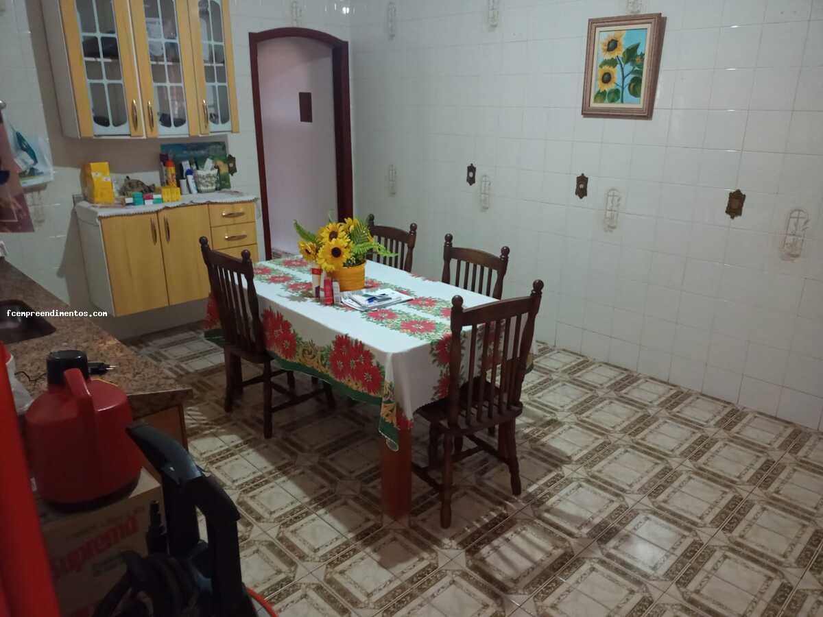 Casa à venda com 3 quartos, 200m² - Foto 1