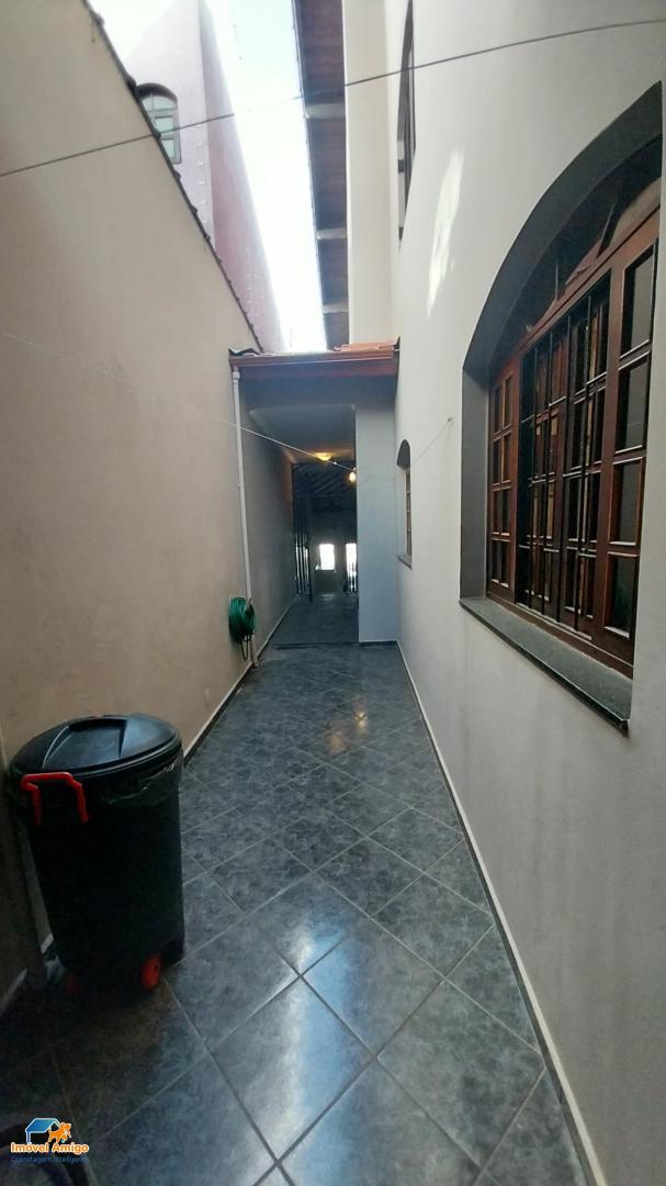 Casa à venda com 3 quartos, 198m² - Foto 2