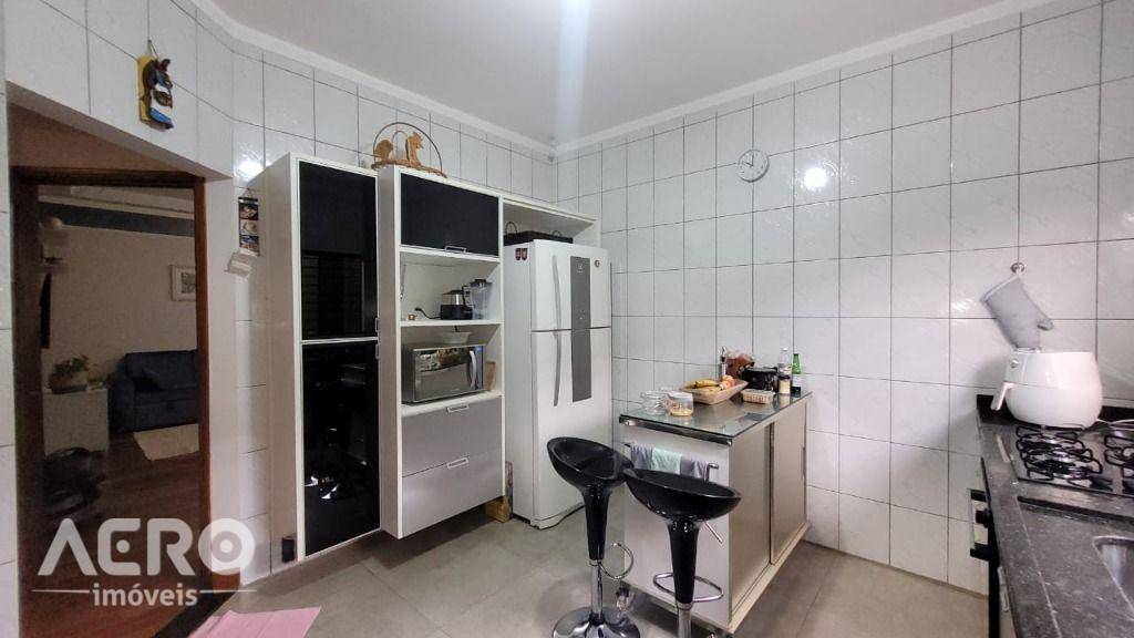 Casa à venda com 4 quartos, 211m² - Foto 34