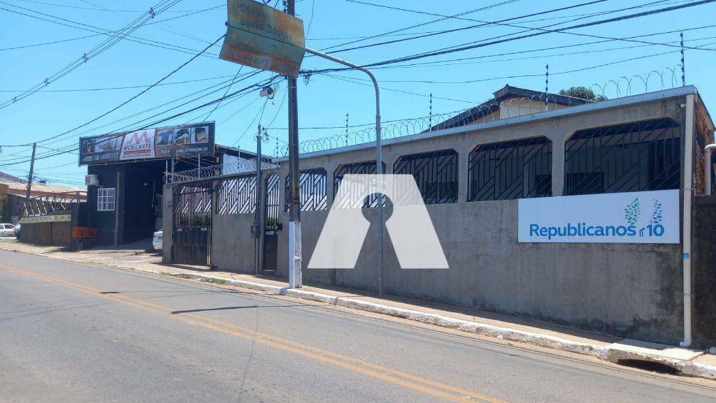 Casa para alugar com 3 quartos, 271m² - Foto 1