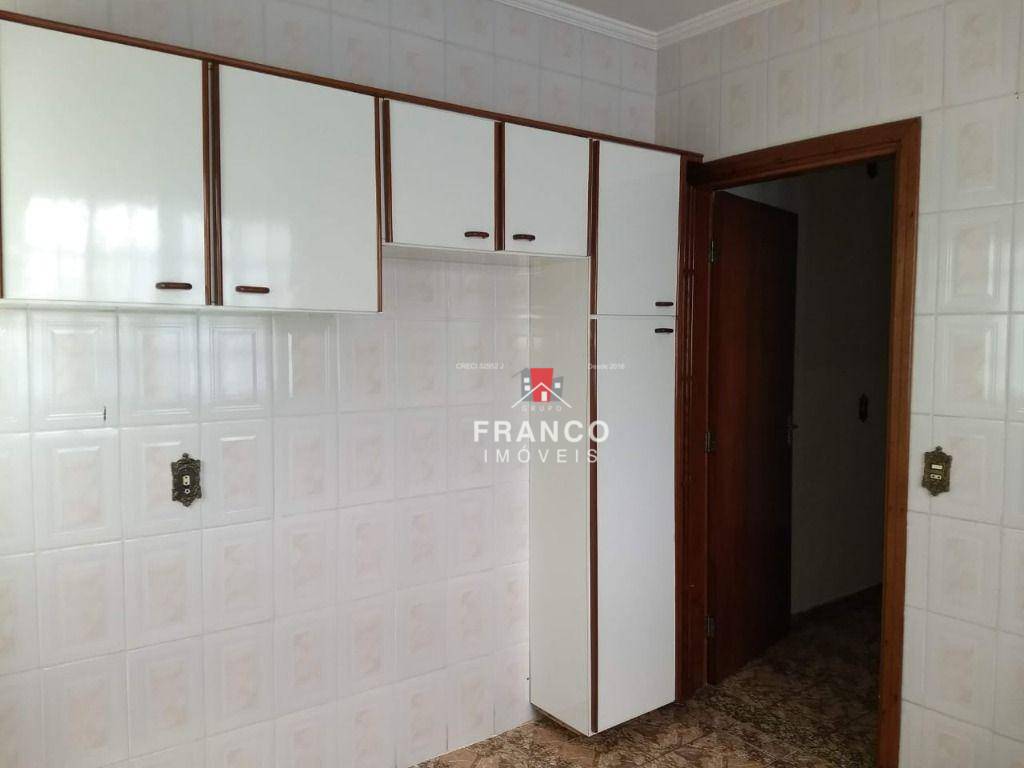 Casa à venda com 3 quartos, 247m² - Foto 4