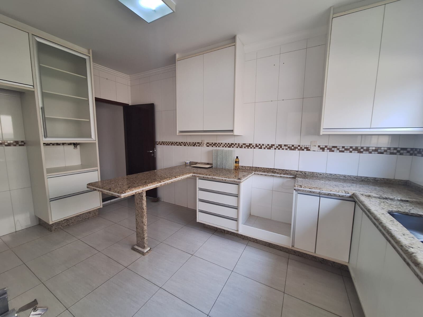 Casa à venda com 3 quartos, 220m² - Foto 4