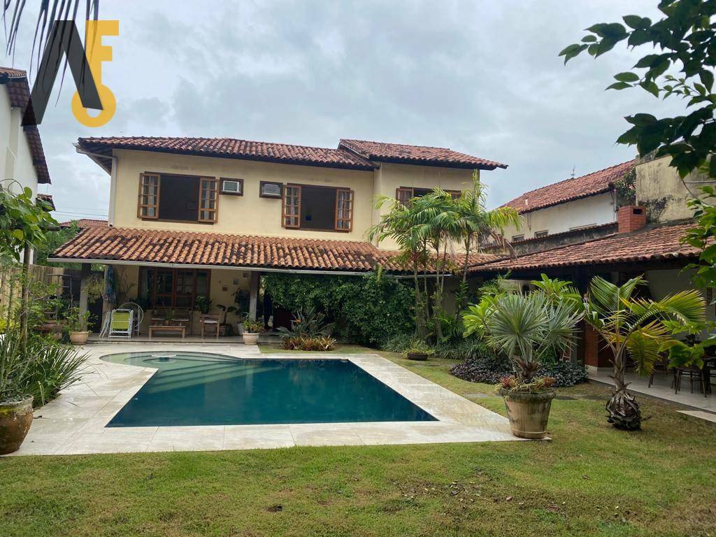 Casa de Condomínio à venda com 4 quartos, 355m² - Foto 1