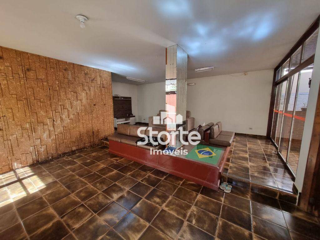 Casa para alugar com 6 quartos, 364m² - Foto 2