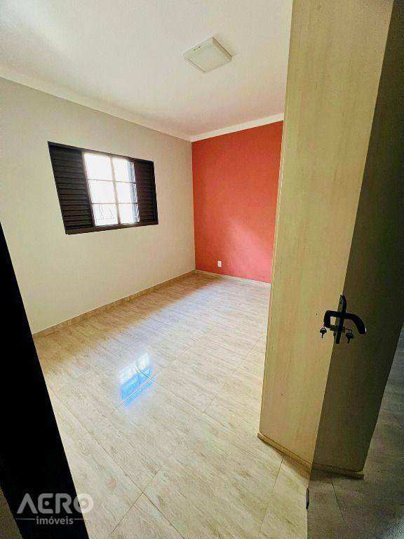 Casa à venda com 3 quartos, 250m² - Foto 2