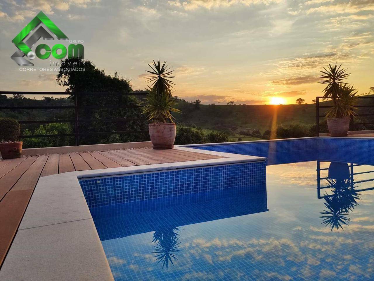 Casa à venda com 3 quartos, 300m² - Foto 1