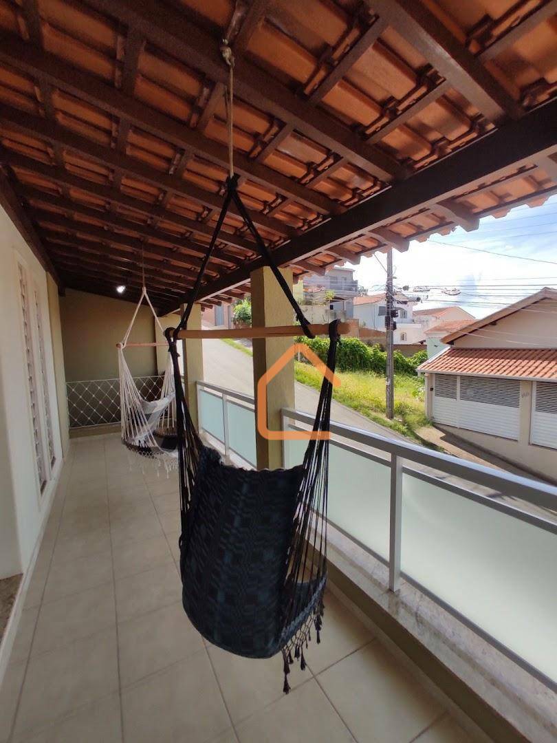 Casa à venda com 3 quartos, 245m² - Foto 2