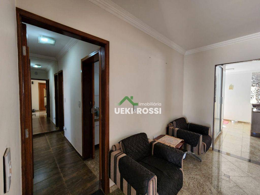 Casa à venda com 3 quartos, 240m² - Foto 4