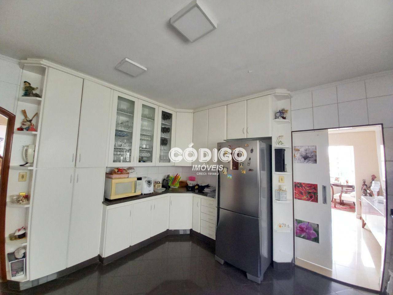 Casa para alugar com 4 quartos, 420m² - Foto 2