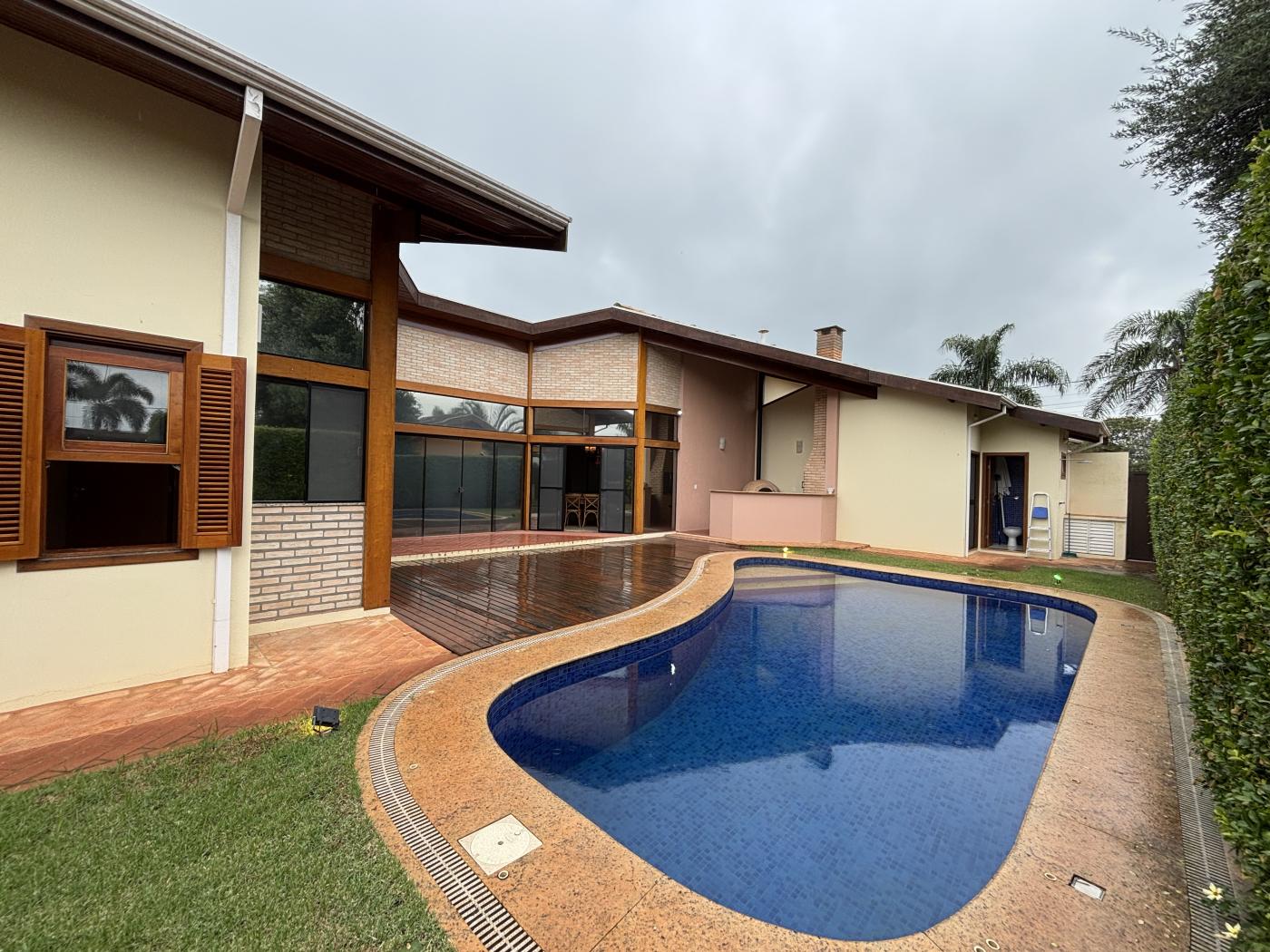 Casa de Condomínio à venda com 4 quartos, 232m² - Foto 1