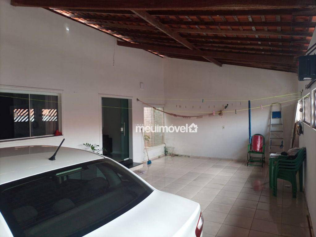 Casa à venda com 3 quartos, 250m² - Foto 2