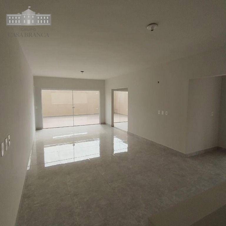 Apartamento à venda com 3 quartos, 233m² - Foto 1