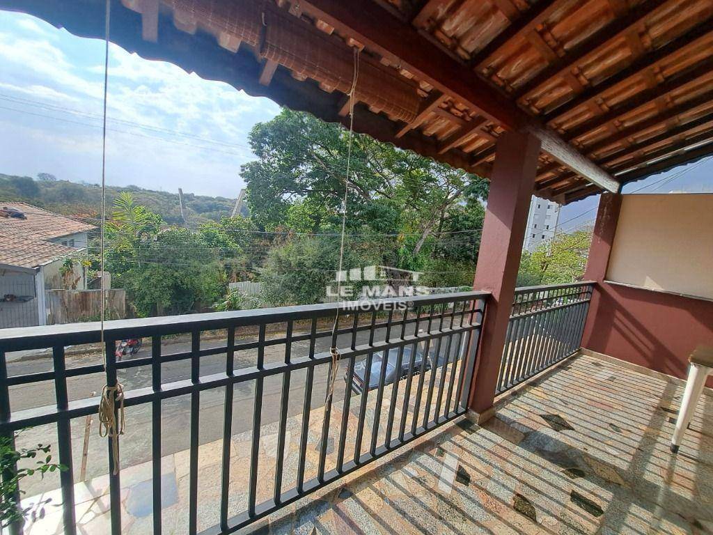 Casa, 4 quartos, 270 m² - Foto 1