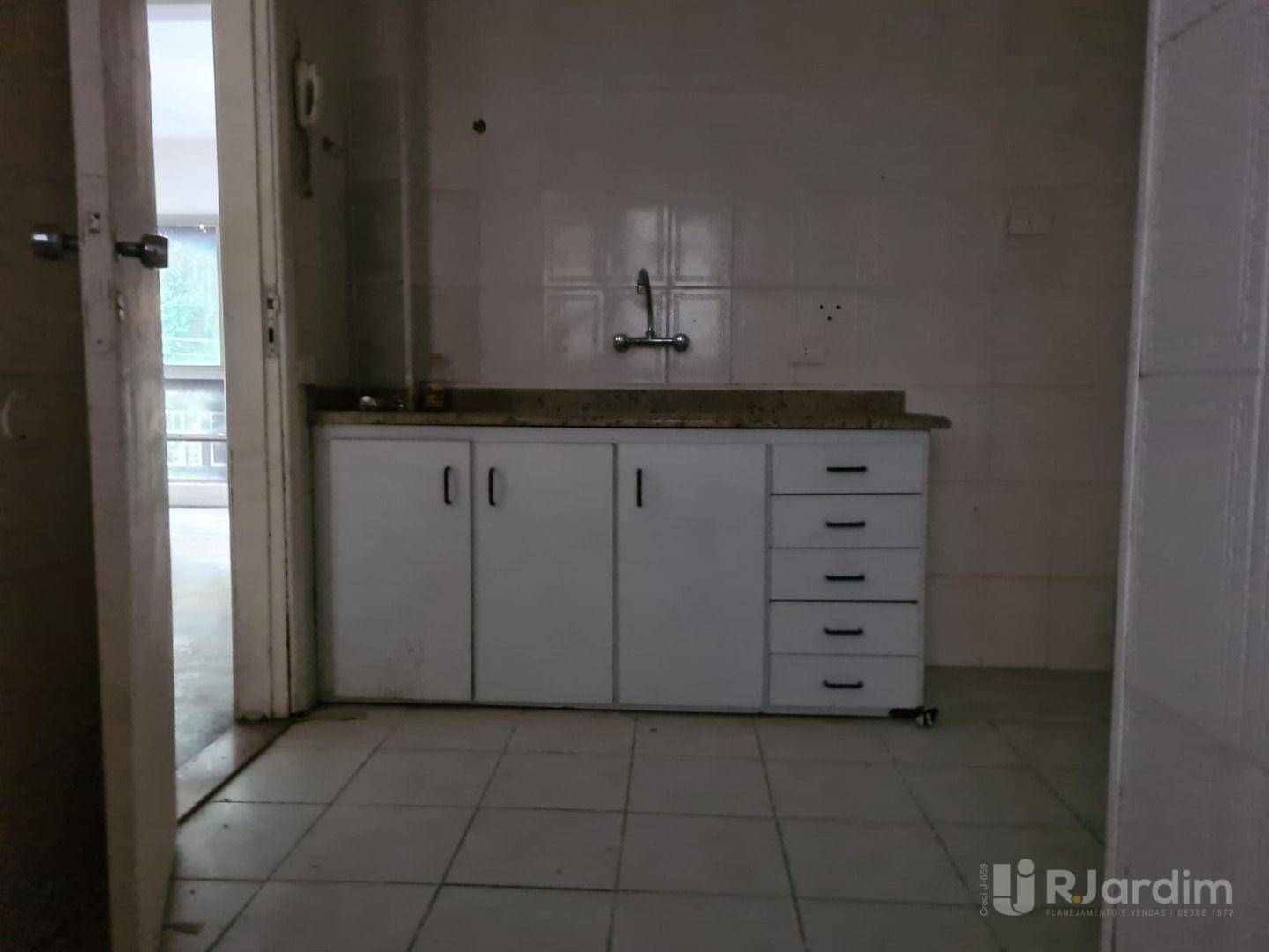 Apartamento para alugar com 3 quartos, 160m² - Foto 12