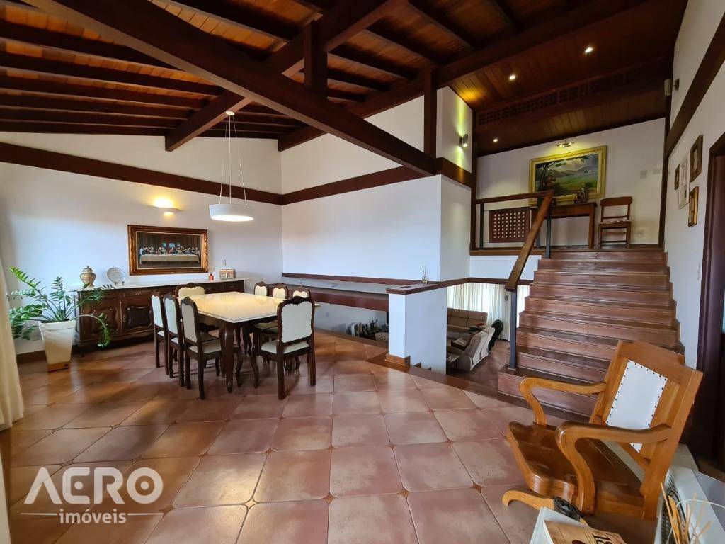 Casa à venda com 3 quartos, 279m² - Foto 1