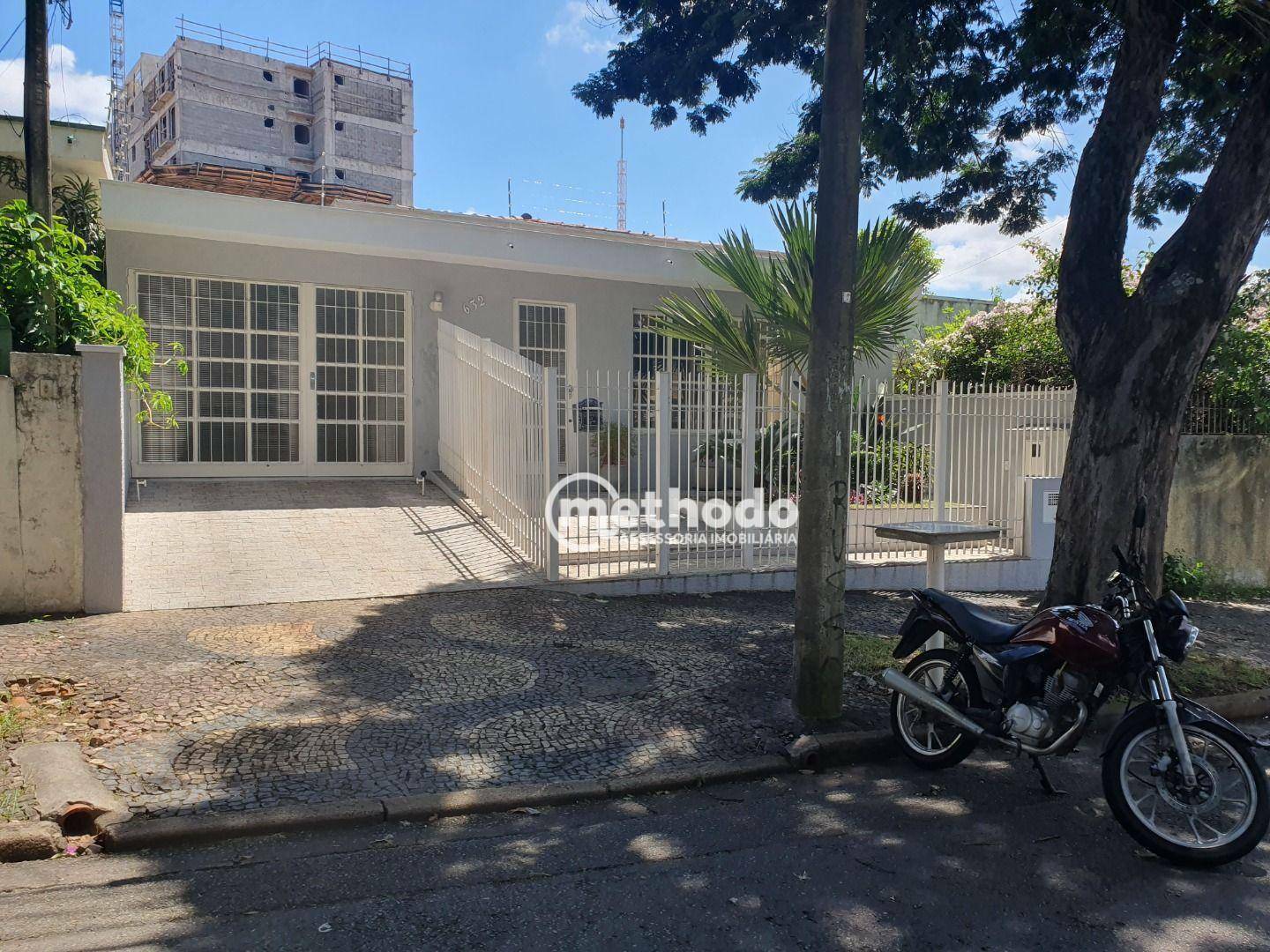 Casa à venda com 3 quartos, 231m² - Foto 1