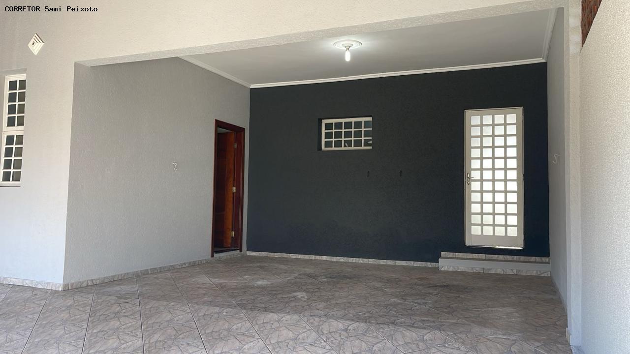 Casa à venda com 2 quartos, 250m² - Foto 1