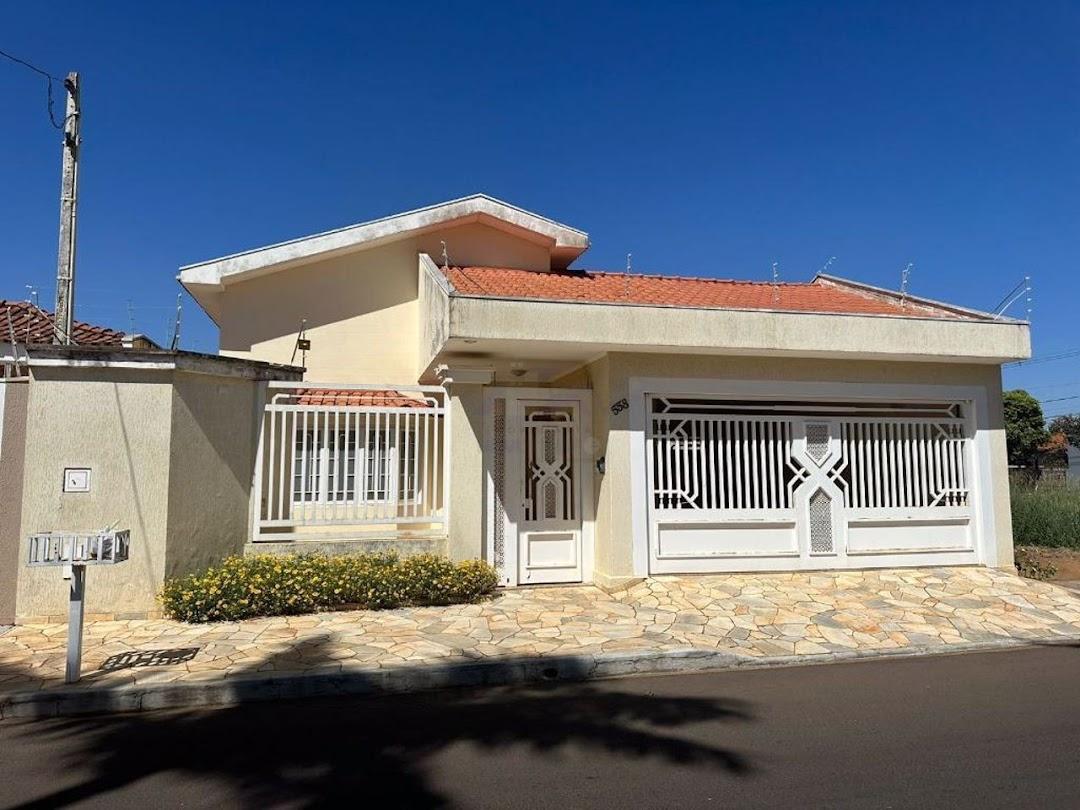 Casa à venda com 3 quartos, 234m² - Foto 1