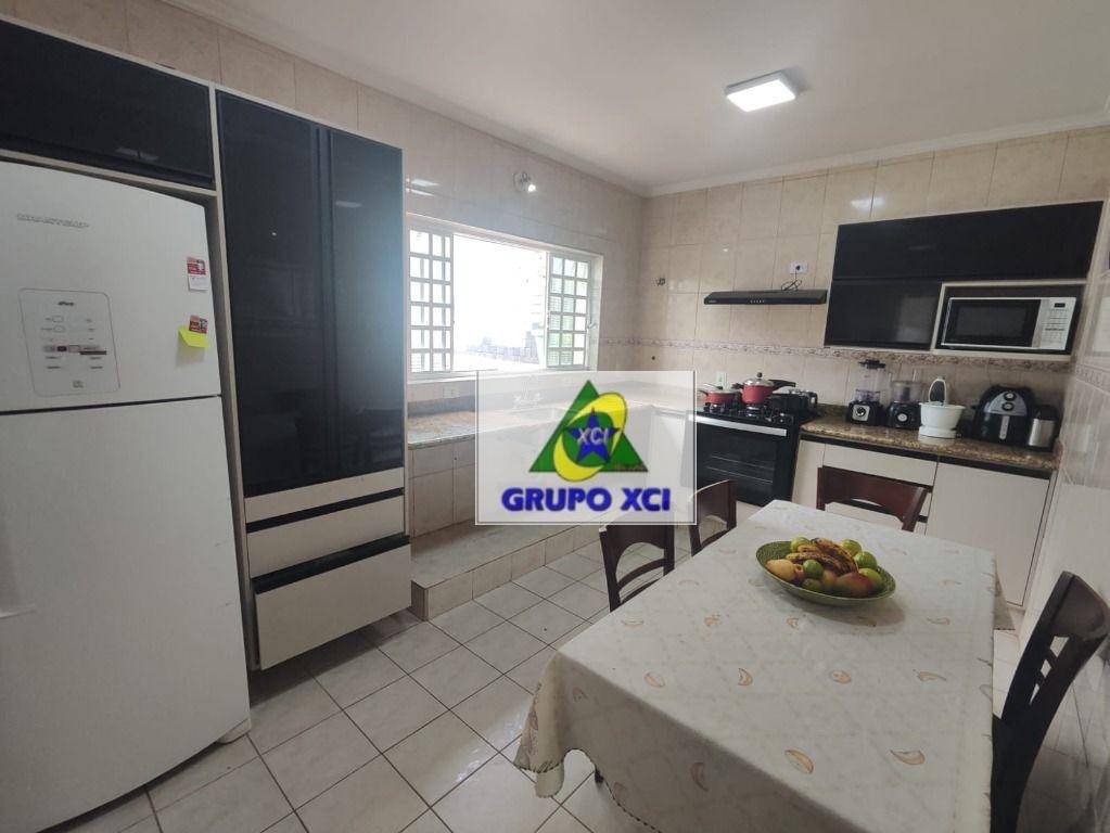 Casa à venda com 3 quartos, 240m² - Foto 18