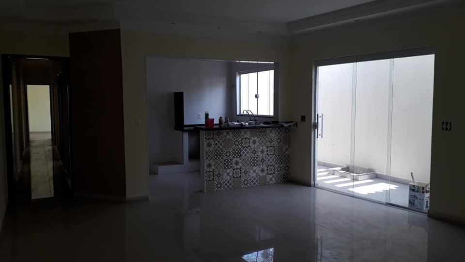 Casa à venda com 3 quartos, 240m² - Foto 3