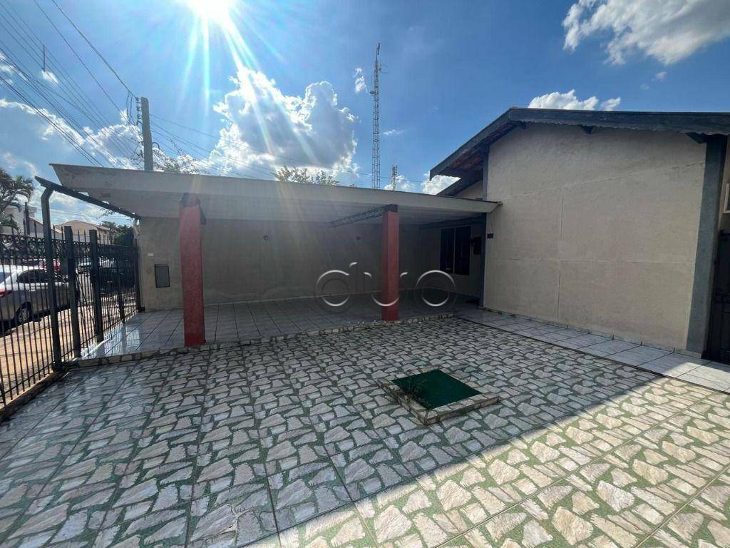 Casa à venda com 3 quartos, 212m² - Foto 1