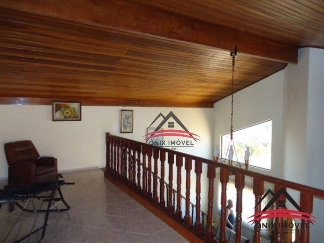 Casa à venda com 3 quartos, 230m² - Foto 1