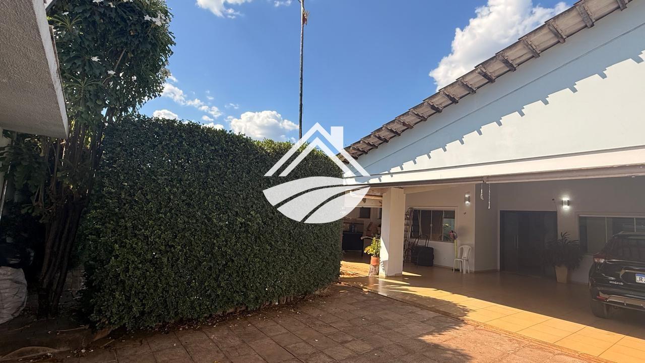 Casa à venda com 4 quartos, 372m² - Foto 1