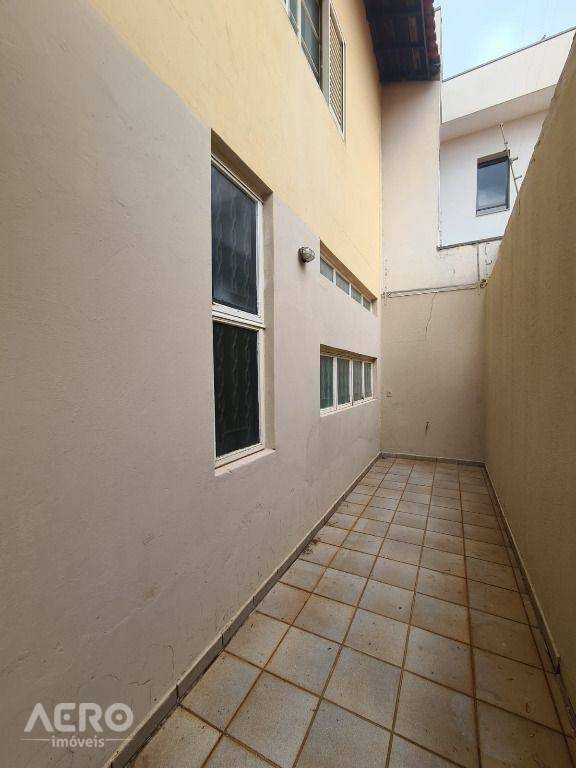 Casa à venda com 4 quartos, 220m² - Foto 10