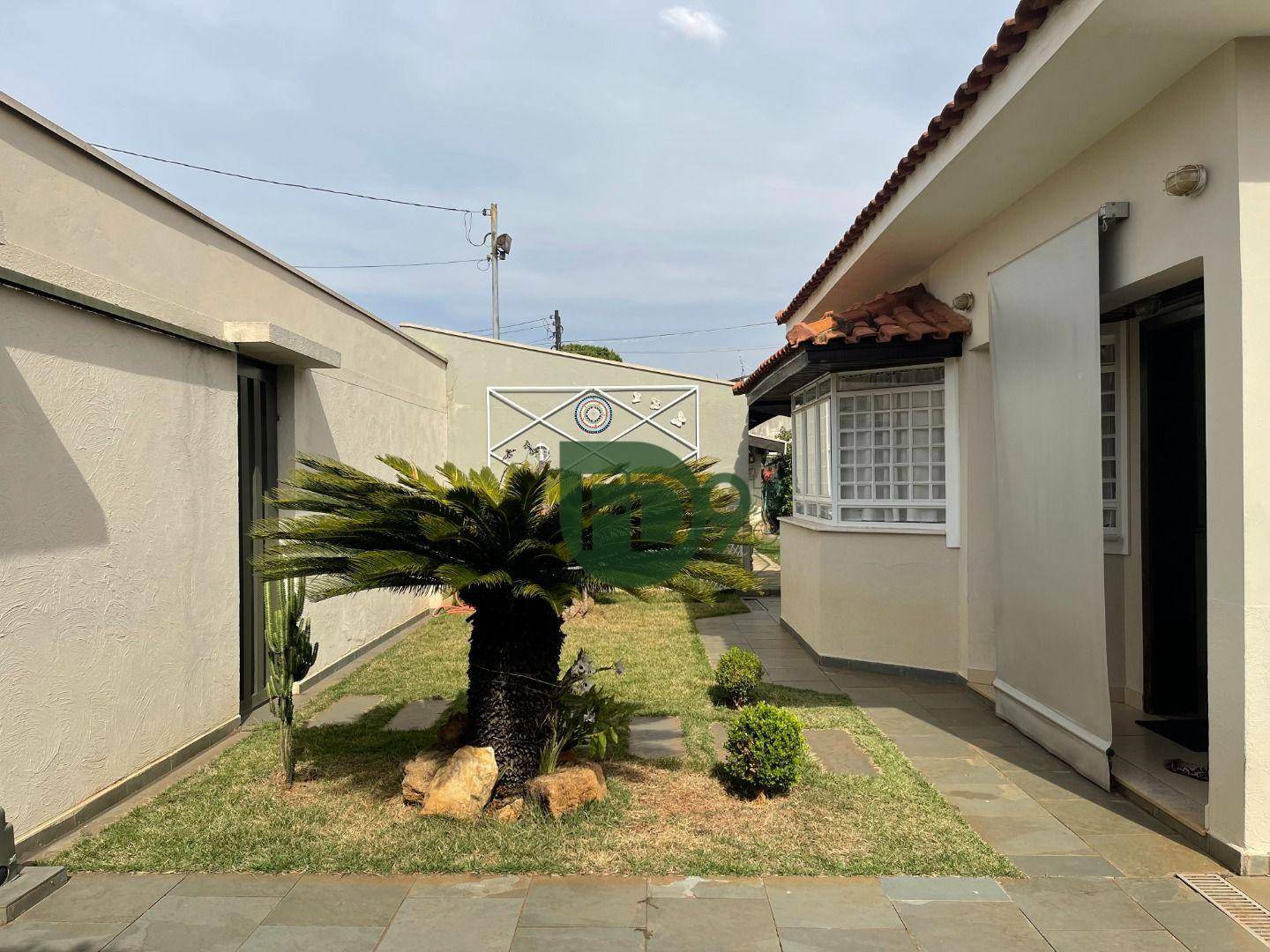 Casa à venda com 3 quartos, 210m² - Foto 2