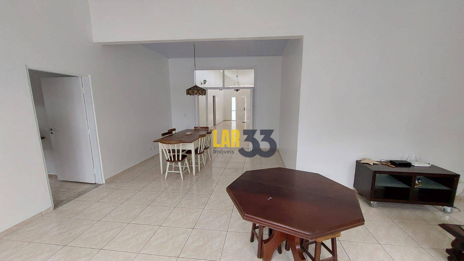 Casa de Condomínio para alugar com 4 quartos, 251m² - Foto 2