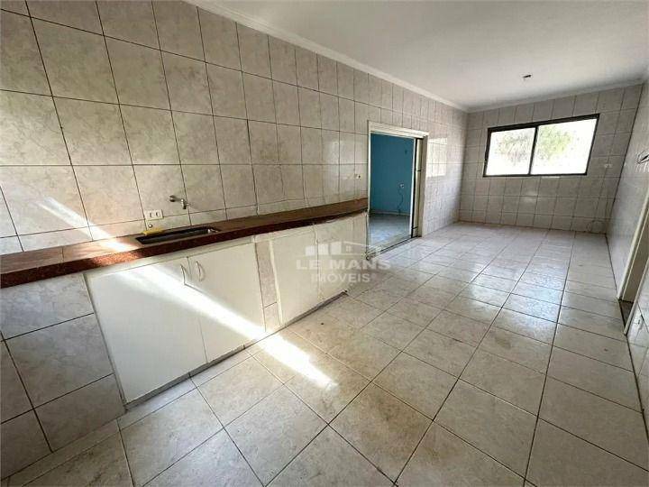 Casa para alugar com 3 quartos, 190m² - Foto 1