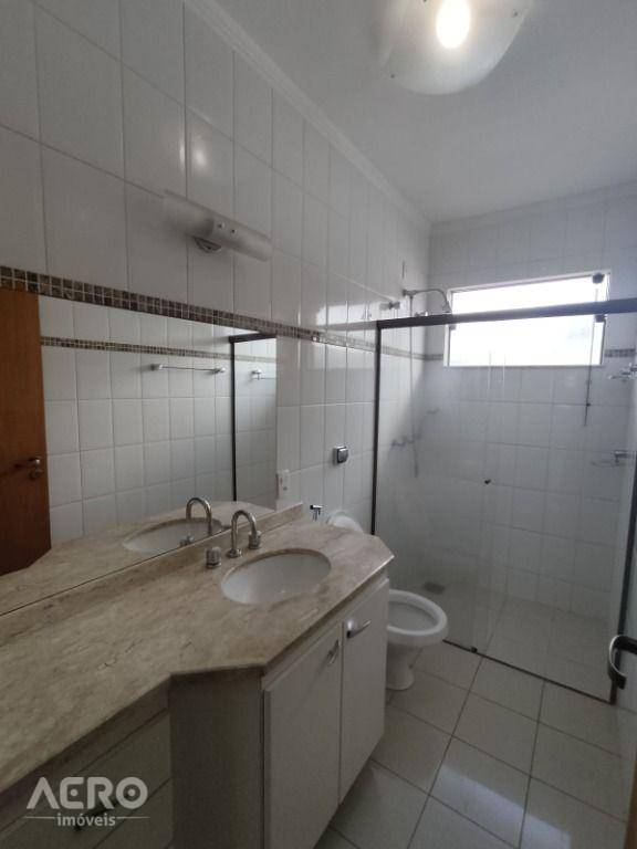 Casa de Condomínio para alugar com 3 quartos, 255m² - Foto 3