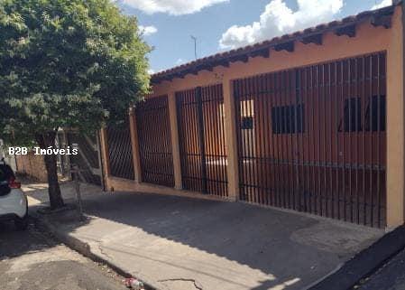 Casa à venda com 2 quartos, 150m² - Foto 1