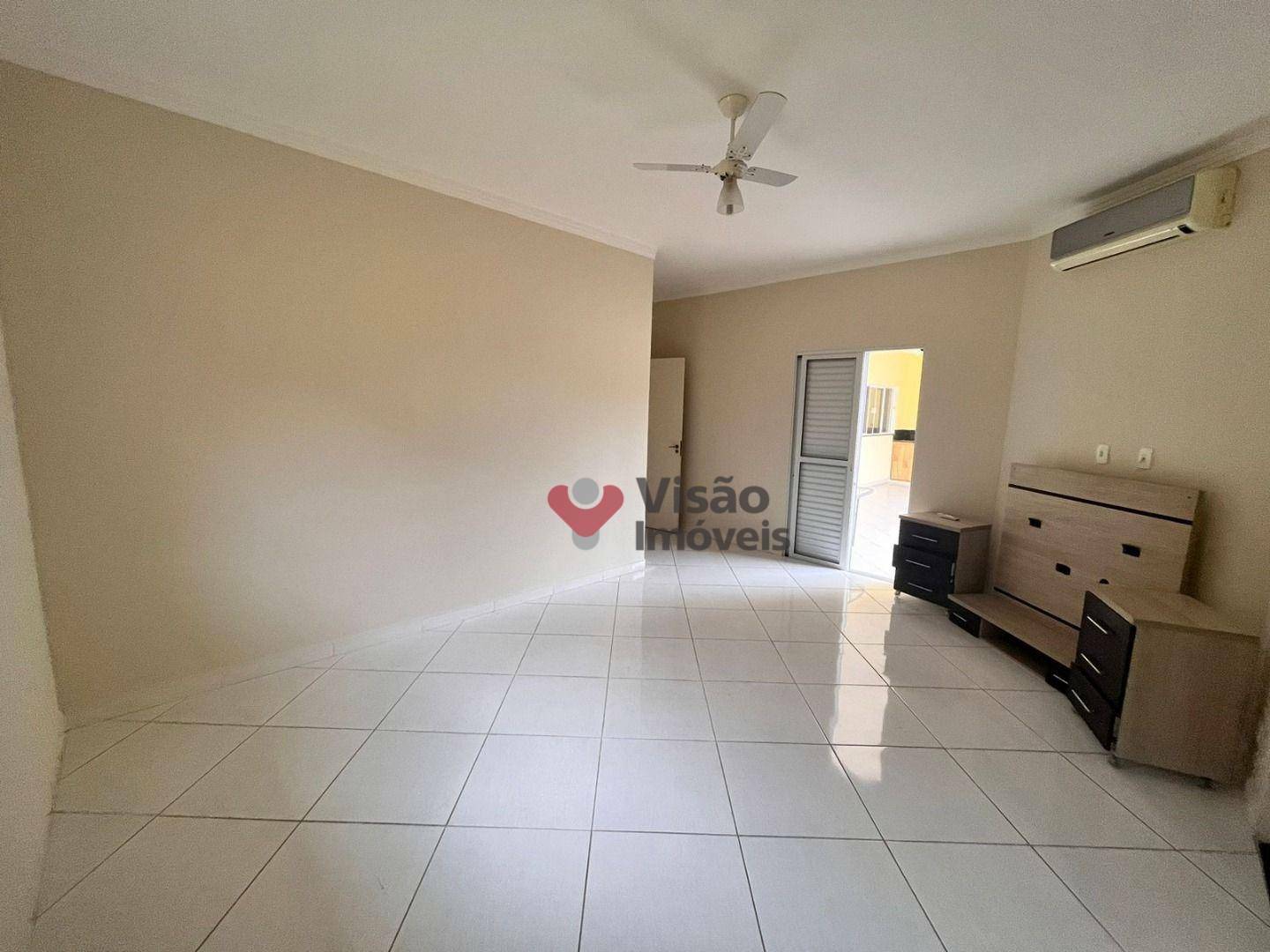 Casa à venda com 3 quartos, 220m² - Foto 2