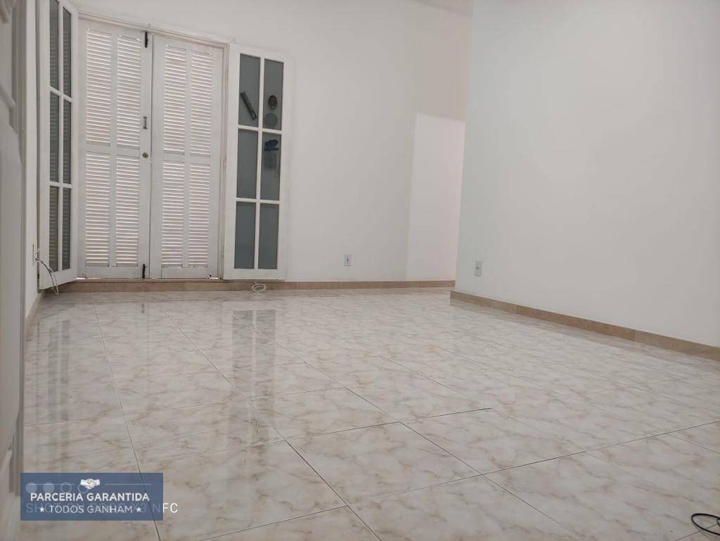 Apartamento à venda com 2 quartos, 70m² - Foto 2