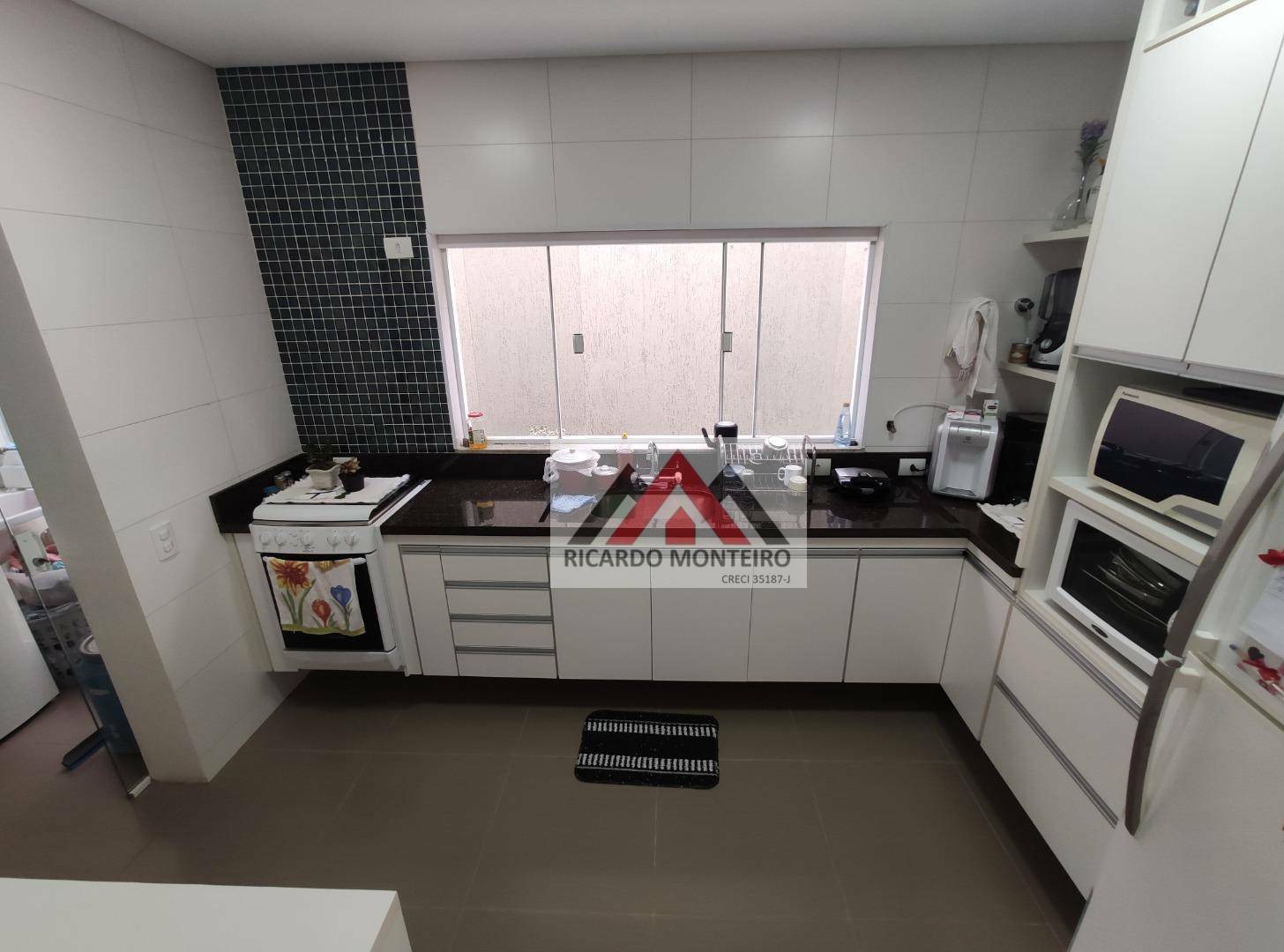 Casa à venda com 4 quartos, 210m² - Foto 11